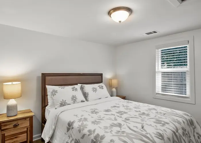 4-Bed 2-Bath Pet Friendly Home In Heart Of Atlanta