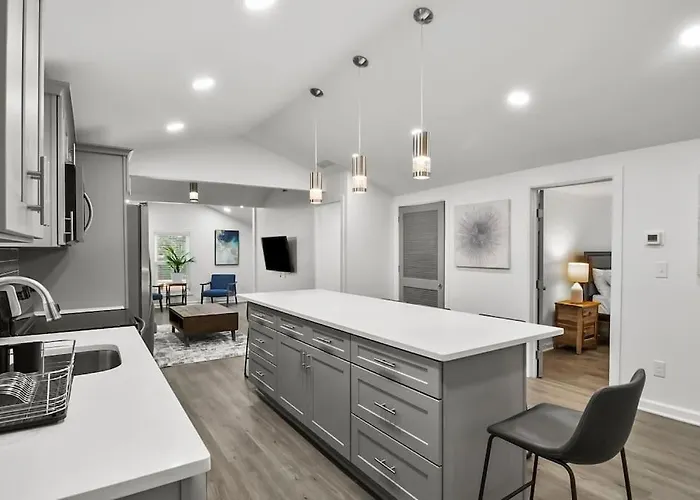 4-Bed 2-Bath Pet Friendly Home In Heart Of Atlanta