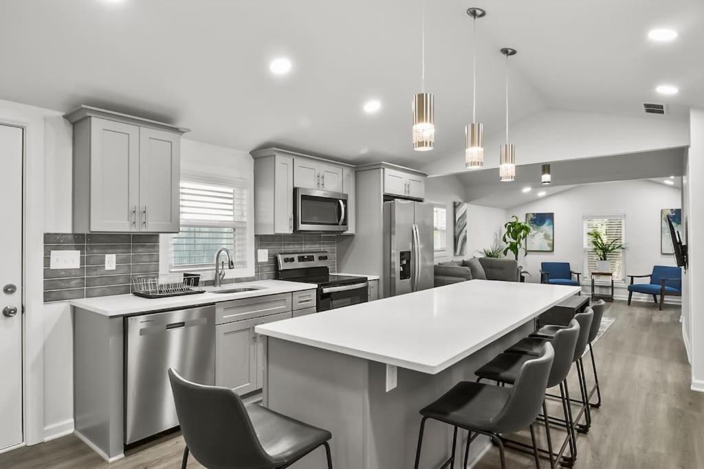 4-bed 2-bath Pet Friendly In Heart Of *