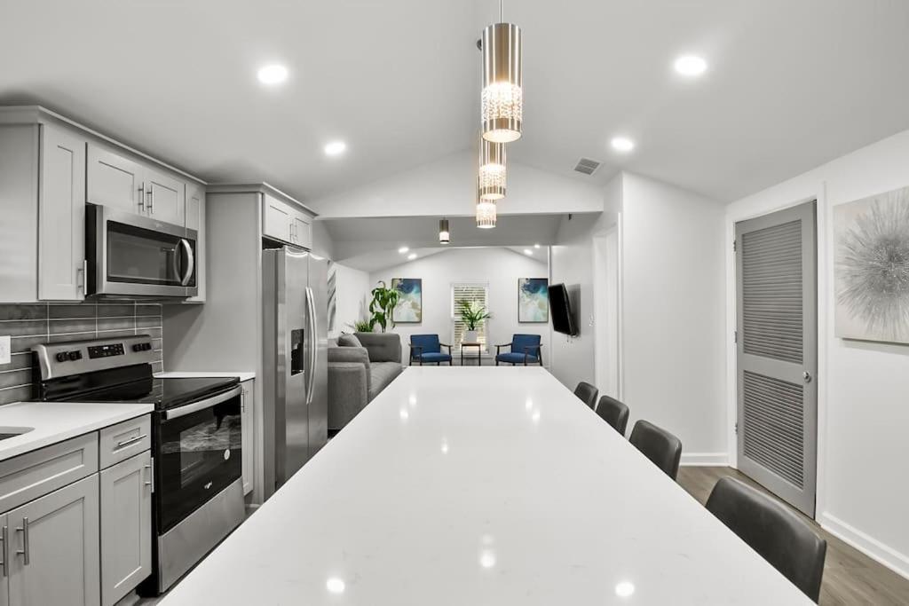 Villa 4-bed 2-bath Pet Friendly In Heart Of